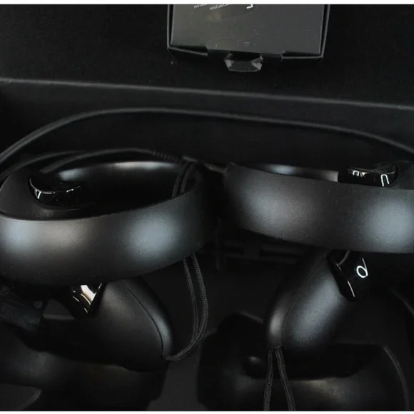 Oculus Rift Touch Controllers & Sensor – VR Accessory Set - Picture 3 of 7